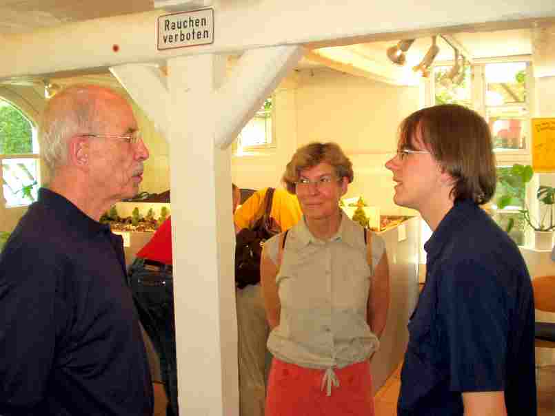 Herr Kiel mit Frau Schirmer und ihrem Sohn